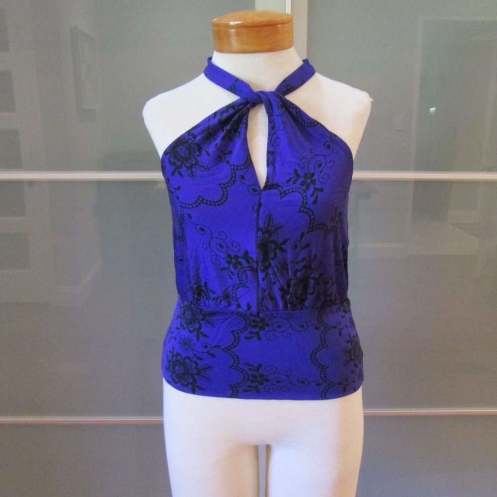 Nieves Lavi Front Keyhole Tank Top